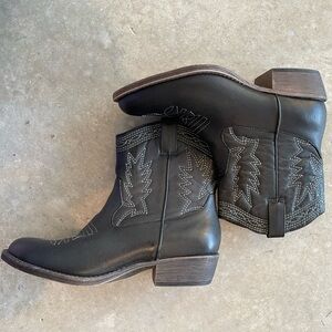Coconuts by Matisse Black Western Ankle Boots 7 Cowboy Embroidered boho